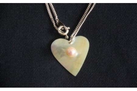 真珠 アクセサリー ペンダント ネックレス パール 貝 三重県 伊勢志摩 志摩市 プレゼント 誕生日 真珠貝 アコヤ真珠 アコヤ / 貝と真珠のペンダント【ハート】アコヤ