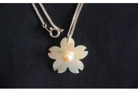 真珠 アクセサリー ペンダント ネックレス パール 貝 三重県 伊勢志摩 志摩市 プレゼント ギフト 誕生日 真珠貝 アコヤ真珠 / 貝と真珠のペンダント【サクラ】アコヤ