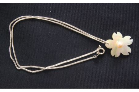 真珠 アクセサリー ペンダント ネックレス パール 貝 三重県 伊勢志摩 志摩市 プレゼント ギフト 誕生日 真珠貝 アコヤ真珠 / 貝と真珠のペンダント【サクラ】アコヤ