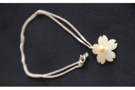 真珠 アクセサリー ペンダント ネックレス パール 貝 三重県 伊勢志摩 志摩市 プレゼント ギフト 誕生日 真珠貝 アコヤ真珠 / 貝と真珠のペンダント【サクラ】アコヤ