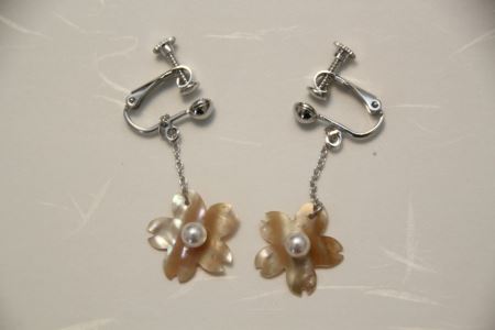 真珠 アクセサリー イヤリング パール 貝 貝殻 三重県 伊勢志摩 志摩市 プレゼント 誕生日 貝細工 真珠貝 着物 アコヤ真珠 アワビ / 貝と真珠　イヤリング【桜】アワビ