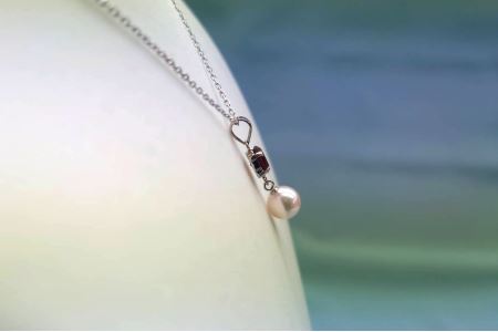 【090-09】上質アコヤ真珠8.0ミリ 1ctガーネット付きペンダント