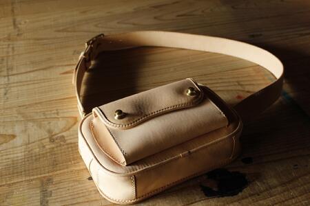 伊賀牛革ボディバッグ<ステッチ:色選択可>