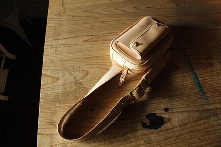 伊賀牛革ボディバッグ<ステッチ:色選択可>