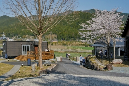 高級貸別荘 クラスベッソ伊勢 平日限定 トレーラーハウス ParkHomes 宿泊券 （２名定員） ／ 高橋建築 1棟貸切 旅行 新婚旅行 チケット 三重県 度会町