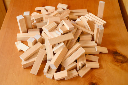 木に触れて遊ぼう！尾鷲ヒノキの「積み木ブロック」（木箱入）【O06】