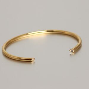 【K18イエローゴールドバングル】ダイヤモンド2粒が密かに輝く 遊び心ある大人アクセサリー 人気カラー K18-B005 / 金 ゴールド ダイヤ ジュエリー アクセサリー ギフト プレゼント レディース シンプル 定番