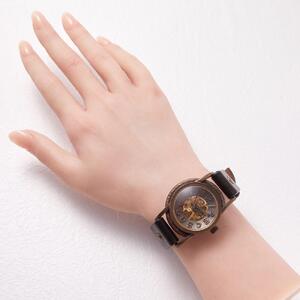 機械-手巻き式】 アンティークゴールドの立体感のある文字盤がクールで