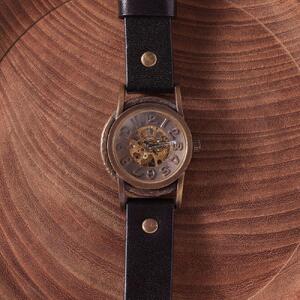 機械-手巻き式】 アンティークゴールドの立体感のある文字盤がクールで