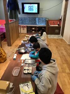 子どもも大人も楽しめる！ひこにゃん巻き寿司体験と、地元産食材を使ったBランチコース！（１名様分）