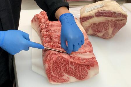  【肉屋くらは】 A5 近江牛 ロースステーキ 約150g × 2枚 計300g ステーキ ロース 牛肉 A4 冷凍 ステーキ肉 和牛 国産 牛 黒毛和牛 ブランド牛 高級 日本三大和牛 ご褒美 滋賀 お祝い 彦根