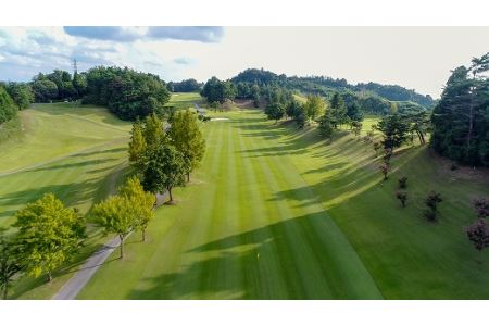 近江牛 肩ロース肉すき焼き用 450ｇ付き彦根カントリー倶楽部平日２名様セルフプレー券（食事付き）