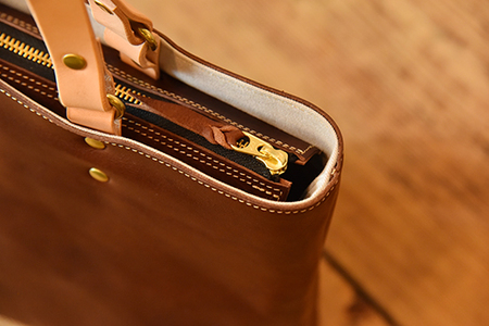 近江牛レザーを贅沢に使ったトートバッグ　ダークウォルナット【CC29W】