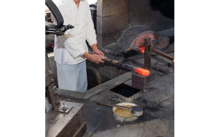 刀鍛冶の工房で学ぶ!玉鋼で小刀を作る体験