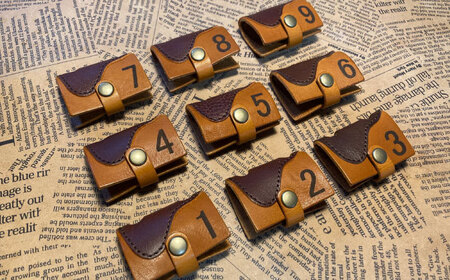 【選べるナンバー】鞍型 コードホルダー [BIAU080] 競馬