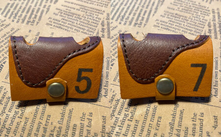 【選べるナンバー】鞍型 コードホルダー [BIAU080] 競馬