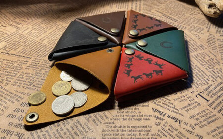 【選べるカラー】馬九いく三角コインケース 　本革 レザー 革小物　栗東市 / 株式会社ブルズエフ [BIAU082]