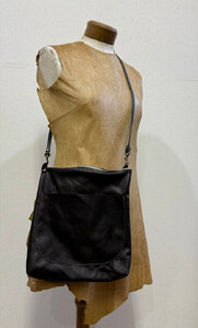 革・サコッシュ（ファスナー付き）［ブラック］