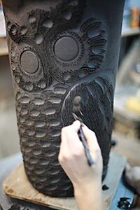 信楽焼傘立 ふくろう彫り いぶし S