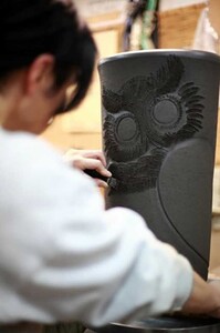 信楽焼傘立 ふくろう彫り いぶし S