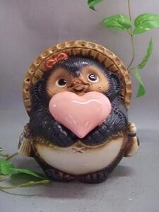 【信楽焼】ピンクのハート持ち狸 たぬき(nta-003)