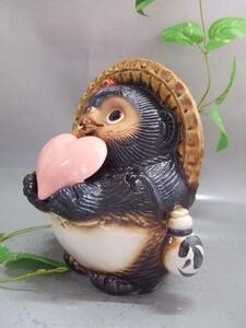 【信楽焼】ピンクのハート持ち狸 たぬき(nta-003)