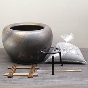 信楽焼 10号砂釉金彩火鉢セット（火箸・五徳・井ゲタ・灰1kg付き）