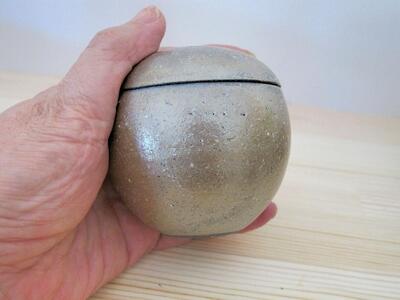 伝統工芸 信楽焼の手元供養 分骨用ミニ骨壺 ふるさと 凪 球型 Sサイズ　　
