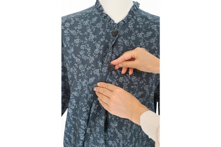 多機能な 介護衣服 La・フック ブルーグレー柄・隠しボタン Lサイズ [0214]