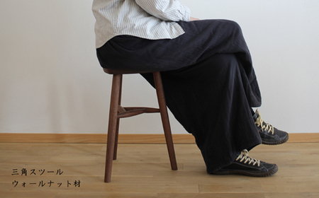 ブラックウォールナット材で手作りしたスツール 木の家具 三角スツール ウォールナット材 家具工房ウノカ 滋賀県