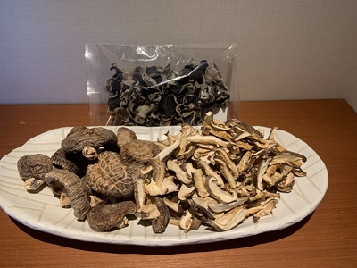 無添加無農薬の乾燥原木シイタケ2袋とキクラゲ1袋の満足セット 一般社団法人 木づかいプロジェクト 滋賀県 東近江市 A-A12 乾燥椎茸 きくらげ 無添加 無農薬 原木 国産 乾物