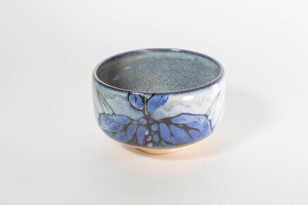 抹茶椀「菖蒲」 株式会社布引焼窯元 滋賀県 東近江市 I05 抹茶茶碗 茶道具 陶器 焼き物 菖蒲 花柄 伝統工芸 七彩天目 和食器