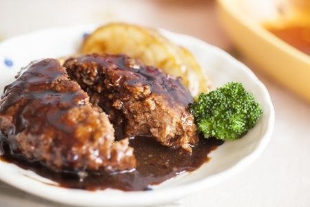 【 近江牛 煮込みハンバーグ 200g 3個 】ハンバーグ 国産 ブランド牛 三大和牛 和牛 黒毛和牛 冷凍食品 お弁当 おかず お惣菜 産地直送 滋賀県 竜王 冷凍