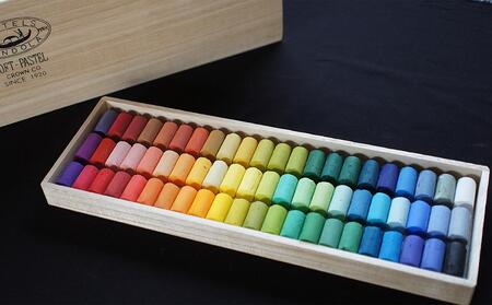 【王冠化学工業所】ゴンドラパステル66色セット（パステル紙付き）［ 京都 セット 伝統 和 ご当地 お取り寄せ 贈り物 家庭用 自宅用 贈答品 贈答用 お祝い 内祝い ギフト プレゼント おすすめ 人気 パステル アート 色 絵具 画材 絵画 アート 文具 ハンドメイド 手づくり 最高級 高級 ロングセラー ブランド メーカー 趣味 癒し セラピー 日本初 ドール 人形 歴史 受賞 ］