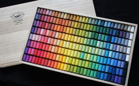 【王冠化学工業所】ゴンドラパステル242全色セット（パステル紙付き）［ 京都 セット 伝統 和 ご当地 お取り寄せ 贈り物 家庭用 自宅用 贈答品 贈答用 お祝い 内祝い ギフト プレゼント おすすめ 人気 パステル アート 色 絵具 画材 絵画 アート 文具 ハンドメイド 手づくり 最高級 高級 ロングセラー ブランド メーカー 趣味 癒し セラピー 日本初 ドール 人形 歴史 受賞 ］