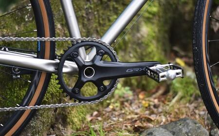 【高島屋選定品】【VIGORE】山と旅の自転車プラス GRX600（1×11速 / マット・チタンカラー）［ 京都 ロードバイク 自転車 ブランド 人気 おすすめ スポーツ アウトドア ツーリング ブランド メーカー 取り寄せ 通販 ふるさと納税 ］