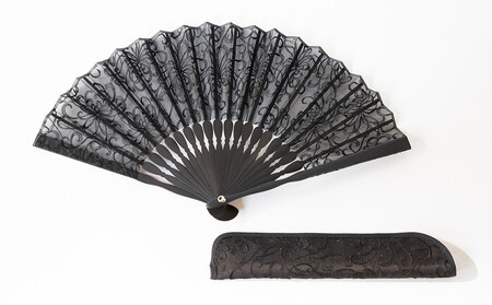 【伊と幸】《白生地の老舗が贈る》染め透扇子(糸菊尽くし/黒)