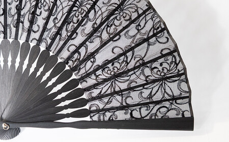 【伊と幸】《白生地の老舗が贈る》染め透扇子(糸菊尽くし/黒)