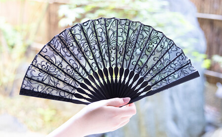 【伊と幸】《白生地の老舗が贈る》染め透扇子(糸菊尽くし/黒)