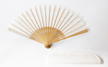 【伊と幸】《白生地の老舗が贈る》透扇子(桜重ね/銀)