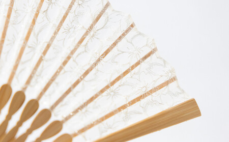 【伊と幸】《白生地の老舗が贈る》透扇子(桜重ね/銀)
