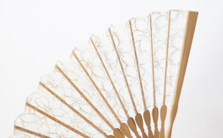 【伊と幸】《白生地の老舗が贈る》透扇子(桜重ね/銀)