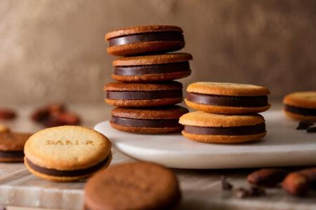 【高島屋選定品】＜dari K(ダリケー）＞カカオサンドクッキー2種食べ比べセット（ダーク・ミルク）×4箱