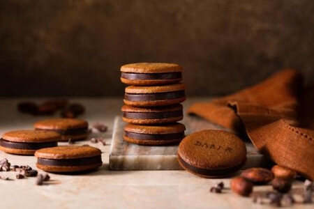 【高島屋選定品】＜dari K(ダリケー）＞カカオサンドクッキー2種食べ比べセット（ダーク・ミルク）×4箱