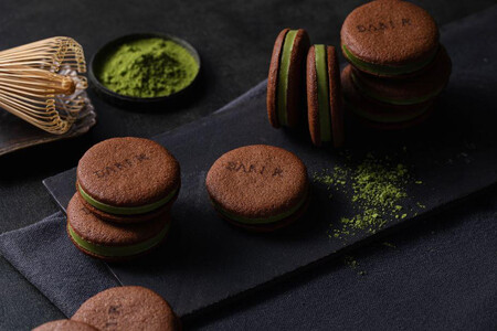 【高島屋選定品】＜dari K(ダリケー）＞カカオサンドクッキー2種食べ比べセット（ダーク・抹茶）［ 京都 チョコレート カカオを通して世界を変える 人気 おすすめ ギフト プレゼント 贈答 お取り寄せ お菓子 スイーツ ］