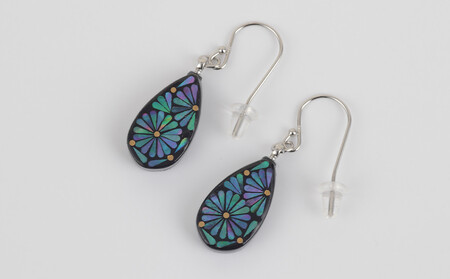 【嵯峩螺鈿野村】押合菊グリーンピアス|京都 老舗 伝統工芸 漆器 ジュエリー