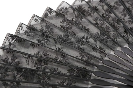 【伊と幸】《白生地の老舗が贈る》透扇子(撫子・黒色)