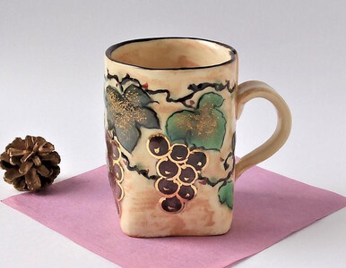 【ギャラリー洛中洛外】形が特徴的で実り多い葡萄が華やか 浮花葡萄マグカップ