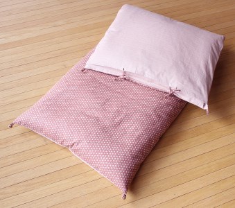 【洛中高岡屋】うたた寝にちょうどいい寛ぎのアイテム カバータイプごろ寝敷きふとん＜ゆったりサイズ＞（ピンク系）