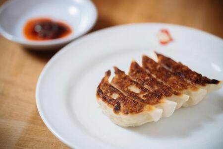【夷川餃子なかじま】京都特産ぽーく「ニンニクあり餃子とお野菜たっぷり水餃子」のセット